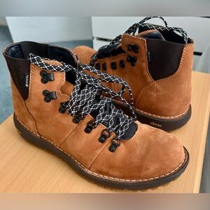 Danner Vertigo 917 Suede Vibram Gore-Tex Boots - 10.5 - Roasted Pecan - NIB
